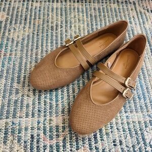 Universal thread tan flats